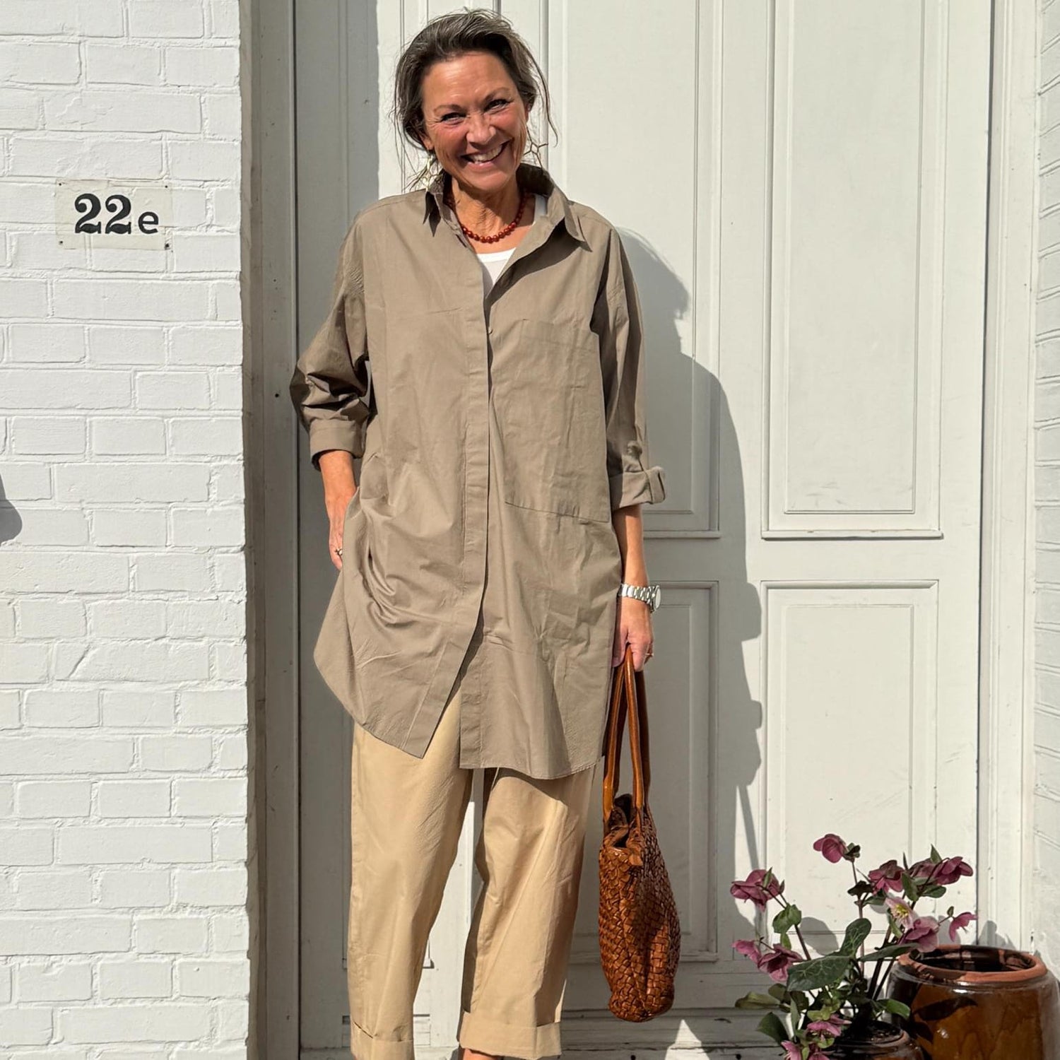 Frau Lyon skjorte i beige nuance med brystlomme og let struktur