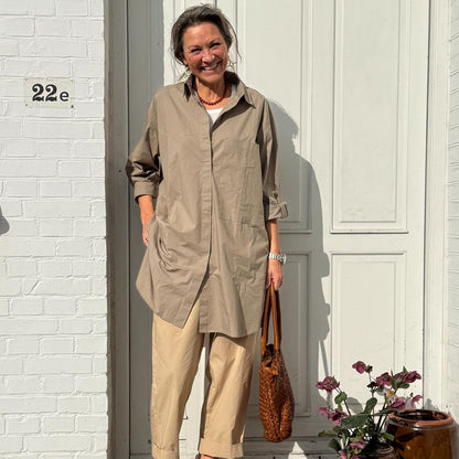 Frau Lyon skjorte i beige nuance med brystlomme og let struktur