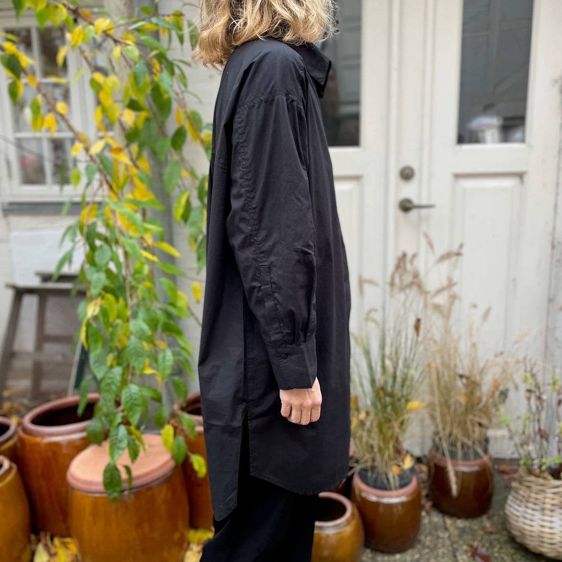 Lyon er en lang skjorte med en stor lomme på brystet. Denne er i farven sort