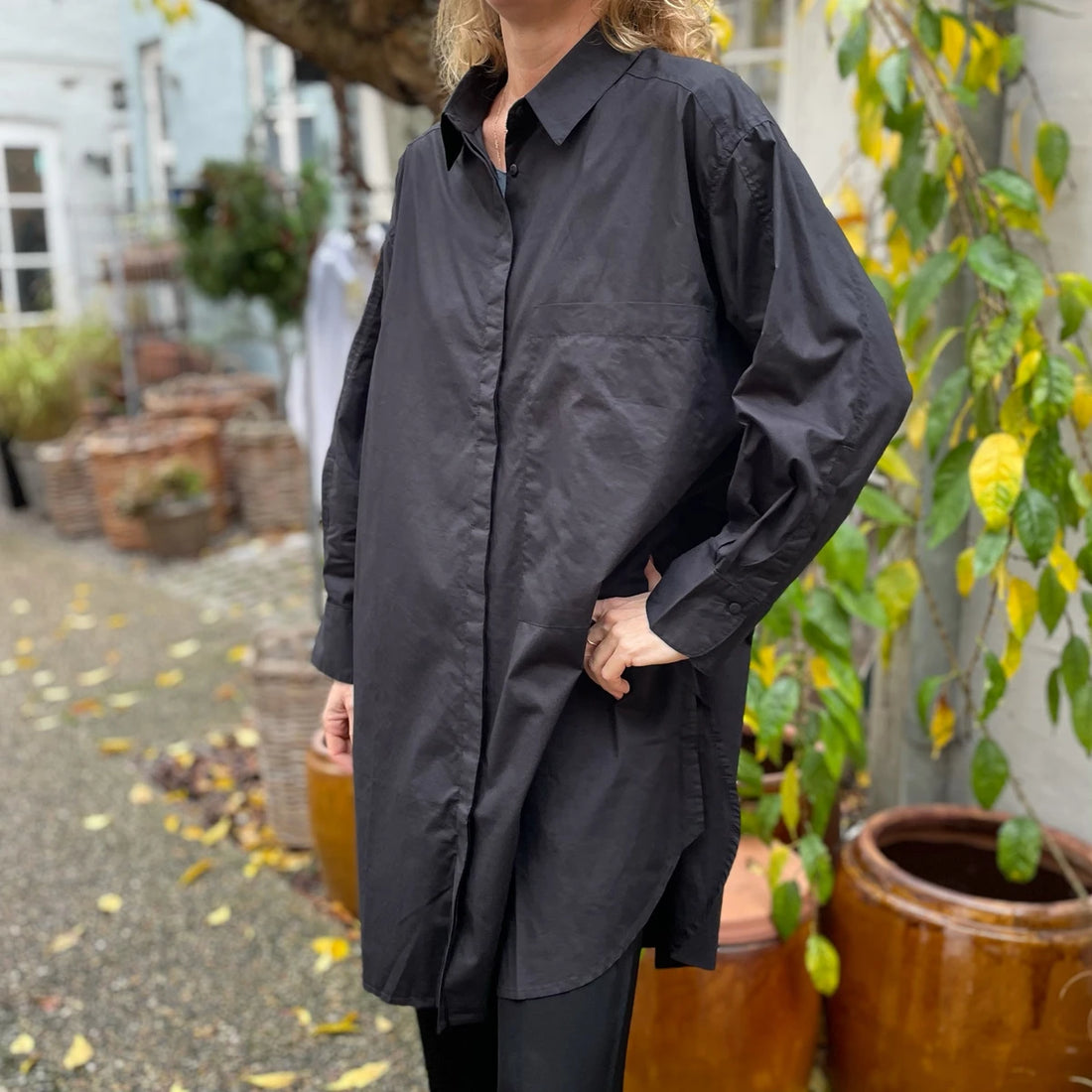Lyon er en lang skjorte med en stor lomme på brystet. Denne er i farven sort
