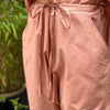 Milano buksen fra FRAU er en baggy buks med brede ben og strop i livet. Denne er i farven 'cameo brown', som er en fersken farve