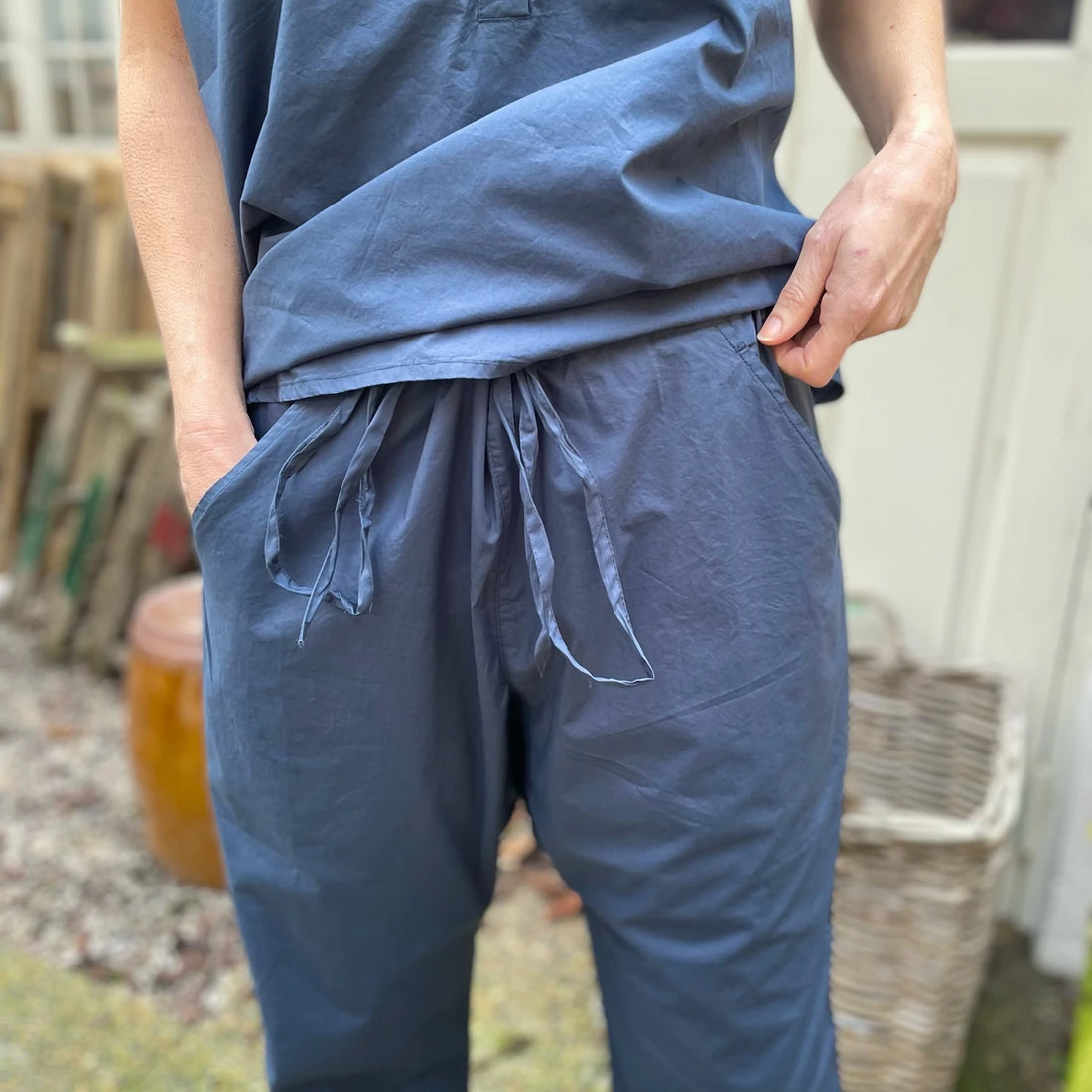 Milano bukserne er en afslappet buks med ekstra stof ved numsen, så den får et hængelook. Disse er i bomuld og i blå