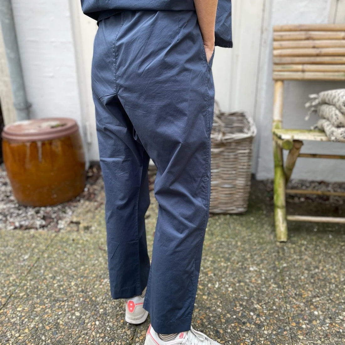 Milano bukserne er en afslappet buks med ekstra stof ved numsen, så den får et hængelook. Disse er i bomuld og i blå