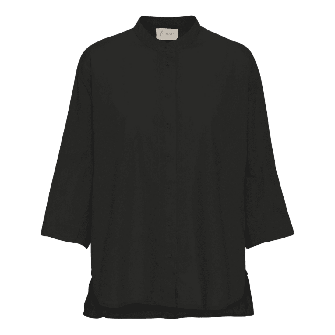 Seoul skjorten i sort fra FRAU med trekvart ærmer og lidt længere bagpå end foran.