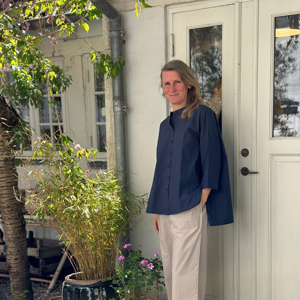 Blå oversized skjorte i enkelt design med 3/4 ærmer og kinakrave. Skjorten er lidt længere bagpå og runder fint foran. Skjorten har stolpelukning, og er lavet i en let økologisk bomuldspoplin, som gør skjorten åndbar og behagelig at have på. Skjorten er one size og passer str 34-44.