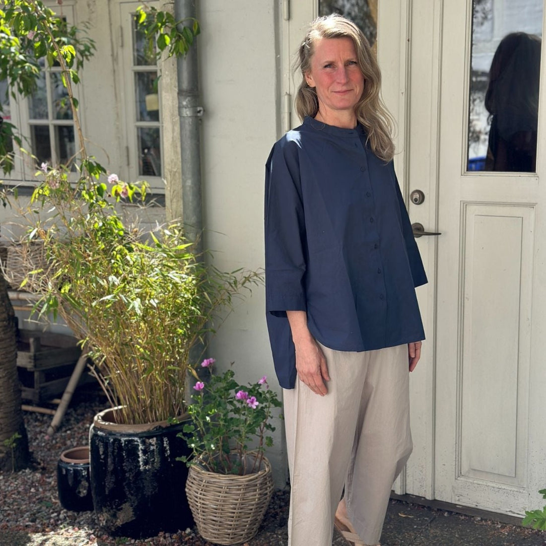 Blå oversized skjorte i enkelt design med 3/4 ærmer og kinakrave. Skjorten er lidt længere bagpå og runder fint foran. Skjorten har stolpelukning, og er lavet i en let økologisk bomuldspoplin, som gør skjorten åndbar og behagelig at have på. Skjorten er one size og passer str 34-44.