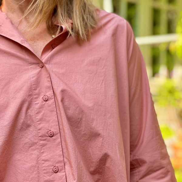 Seoul skjorten fra Frau har et enkelt design med 3/4 ærmer og kinakrave. Skjorten er lidt længere bagpå og runder fint foran. Denne er i farven 'cameo brown', som er en fersken farvet