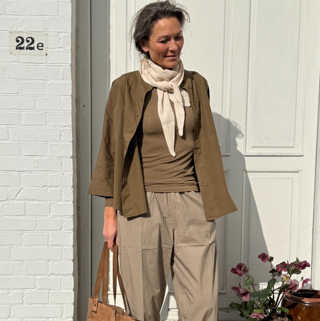Frau skjorte i military olive med rundet fald og afslappet pasform
