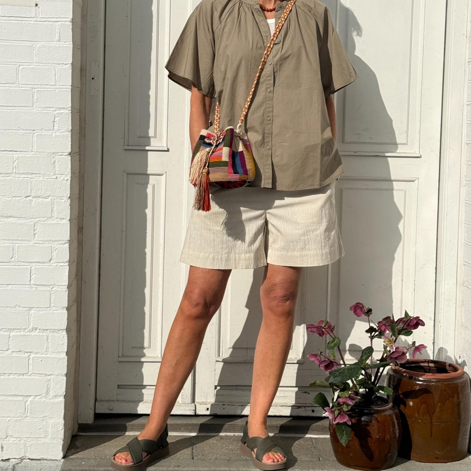 Frau shorts i Tapioca Coffee Stripe med brede ben og komfortabel elastik