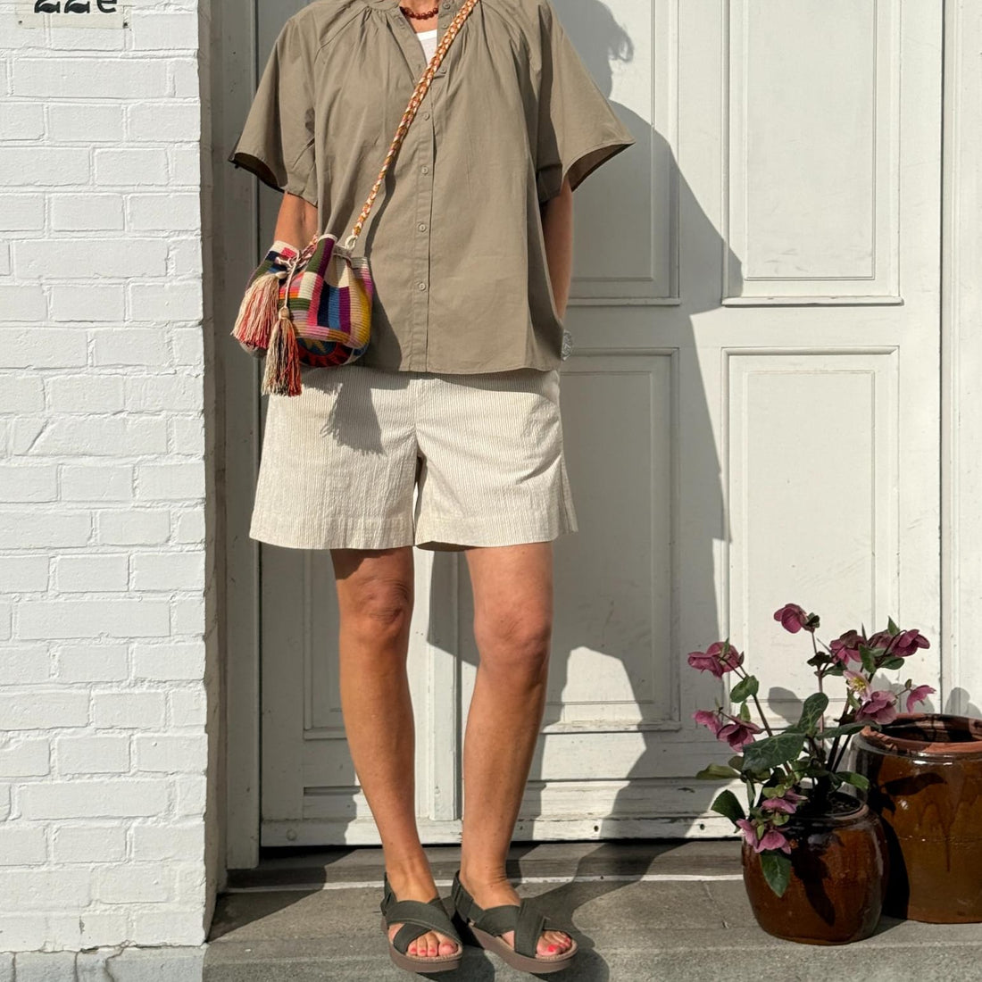 Frau Sydney shorts i Tapioca Coffee Stripe med vide ben og elastik i taljen