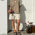 Frau Sydney shorts i Tapioca Coffee Stripe med vide ben og elastik i taljen