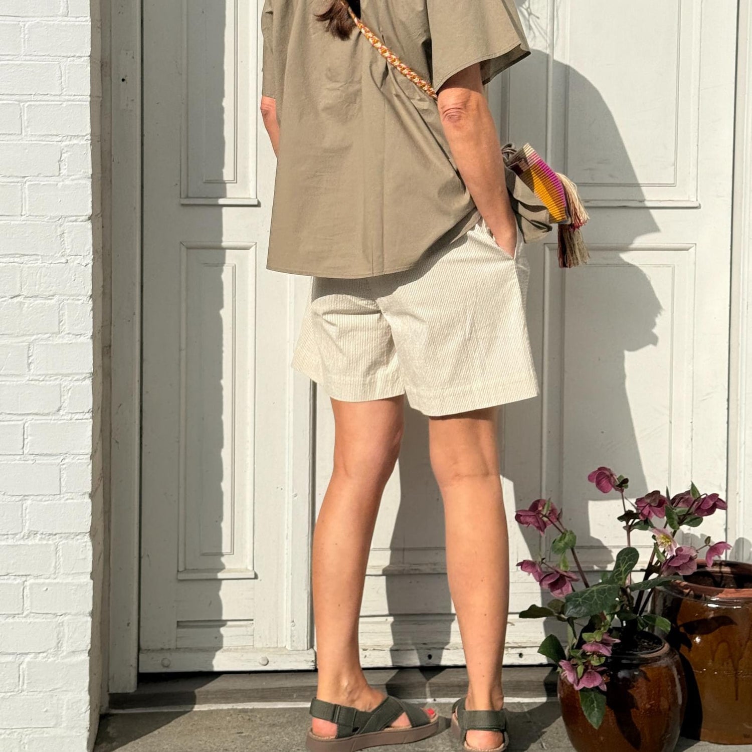 Frau Sydney shorts i Tapioca Coffee Stripe med luftigt fit og enkel silhuet