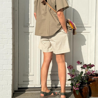 Frau Sydney shorts i Tapioca Coffee Stripe med luftigt fit og enkel silhuet