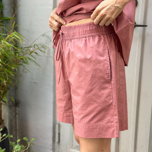 Sydney string shorts fra FRAU i farven 'ash rose', er en støvet rosa farve