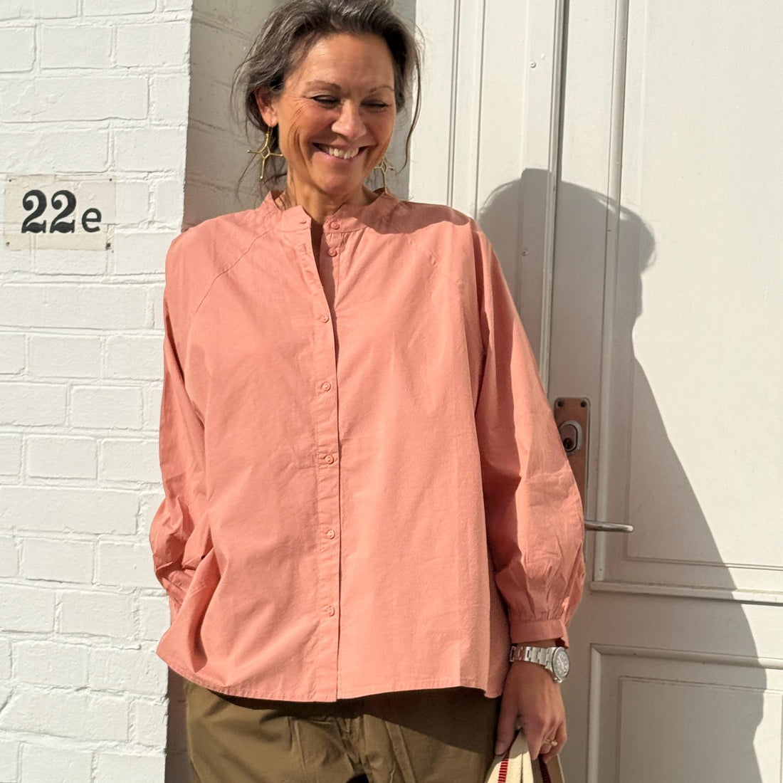 Tokyo skjorte fra Frau i varm brun nuance med kinakrave og løst fit