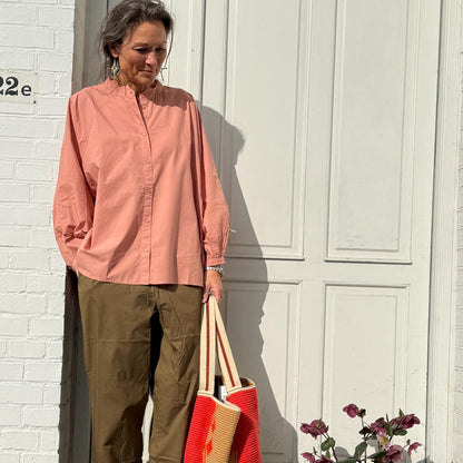 Frau Tokyo skjorte i cameo brown med oversized pasform og ballonærmer