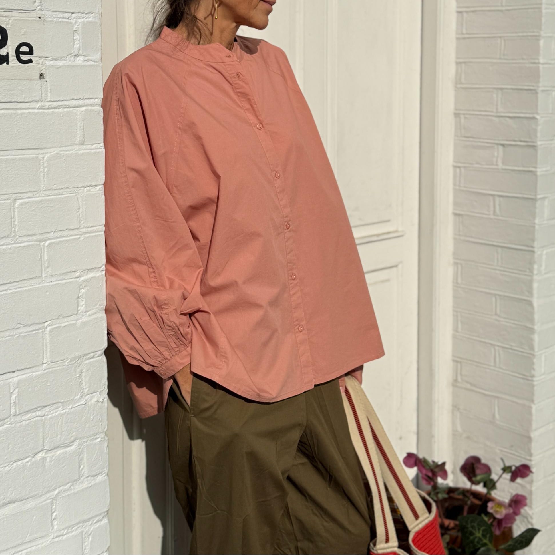 Tokyo skjorte fra Frau i cameo brown med rummeligt design og kinakrave