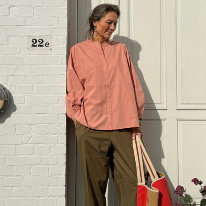 Oversized Tokyo skjorte fra Frau i rosa farve med let og luftig kvalitet
