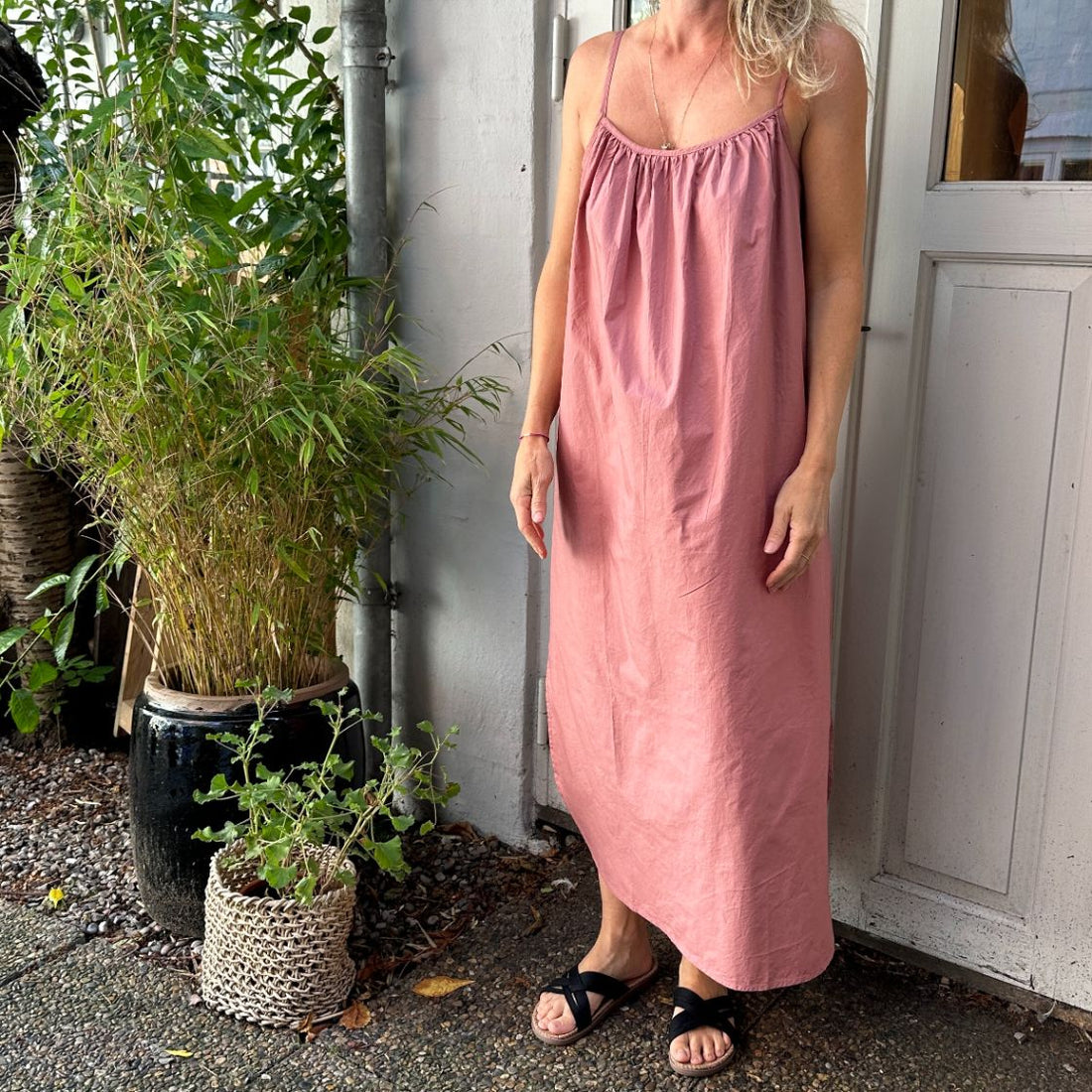 Vancouver strop kjolen fra FRAU har lommer og kan reguleres i stropper og bredde. Denne er i farven &