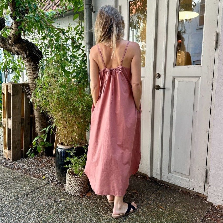 Vancouver strop kjolen fra FRAU har lommer og kan reguleres i stropper og bredde. Denne er i farven &