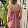 Vancouver strop kjolen fra FRAU har lommer og kan reguleres i stropper og bredde. Denne er i farven 'ash rose', som er en støvet rosa