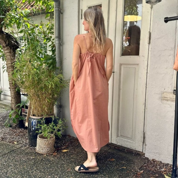 Vancouver strop kjole i farven 'cameo brown'