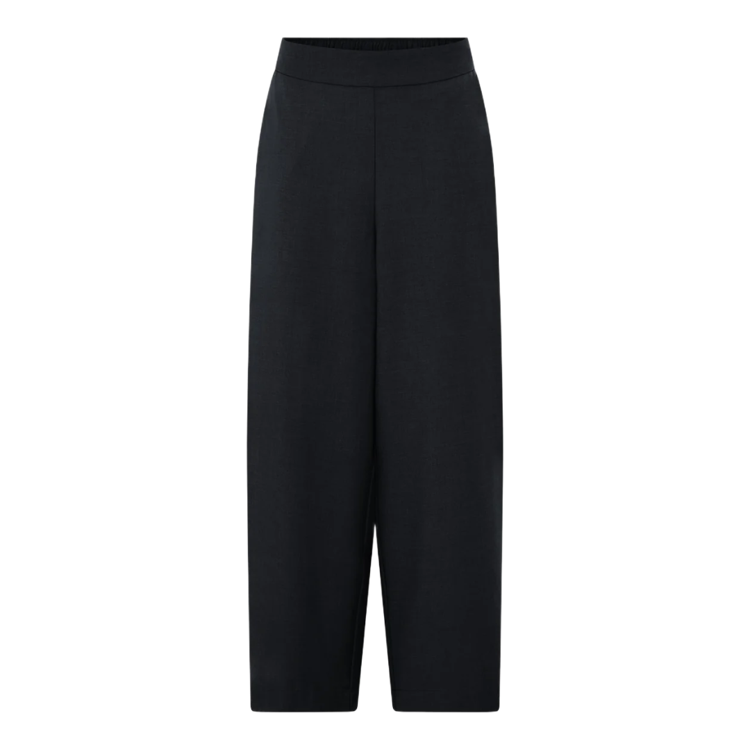 New Copenhagen bukser fra FRAU er med fast linning foran og elastik bagpå - brede i buksebenene. Disse er i farven &