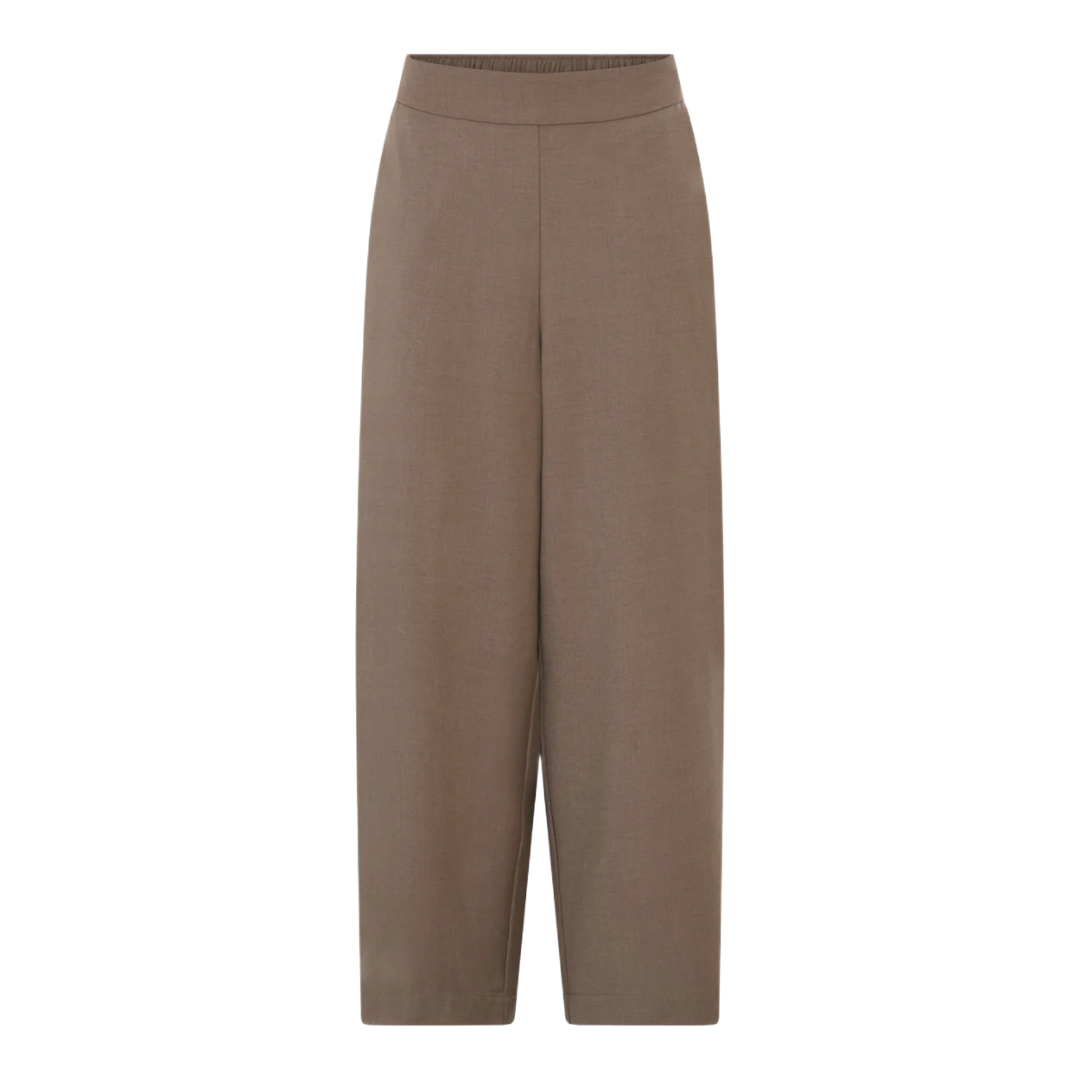 New Copenhagen bukser fra FRAU er med fast linning foran og elastik bagpå - brede i buksebenene. Disse er i farven &