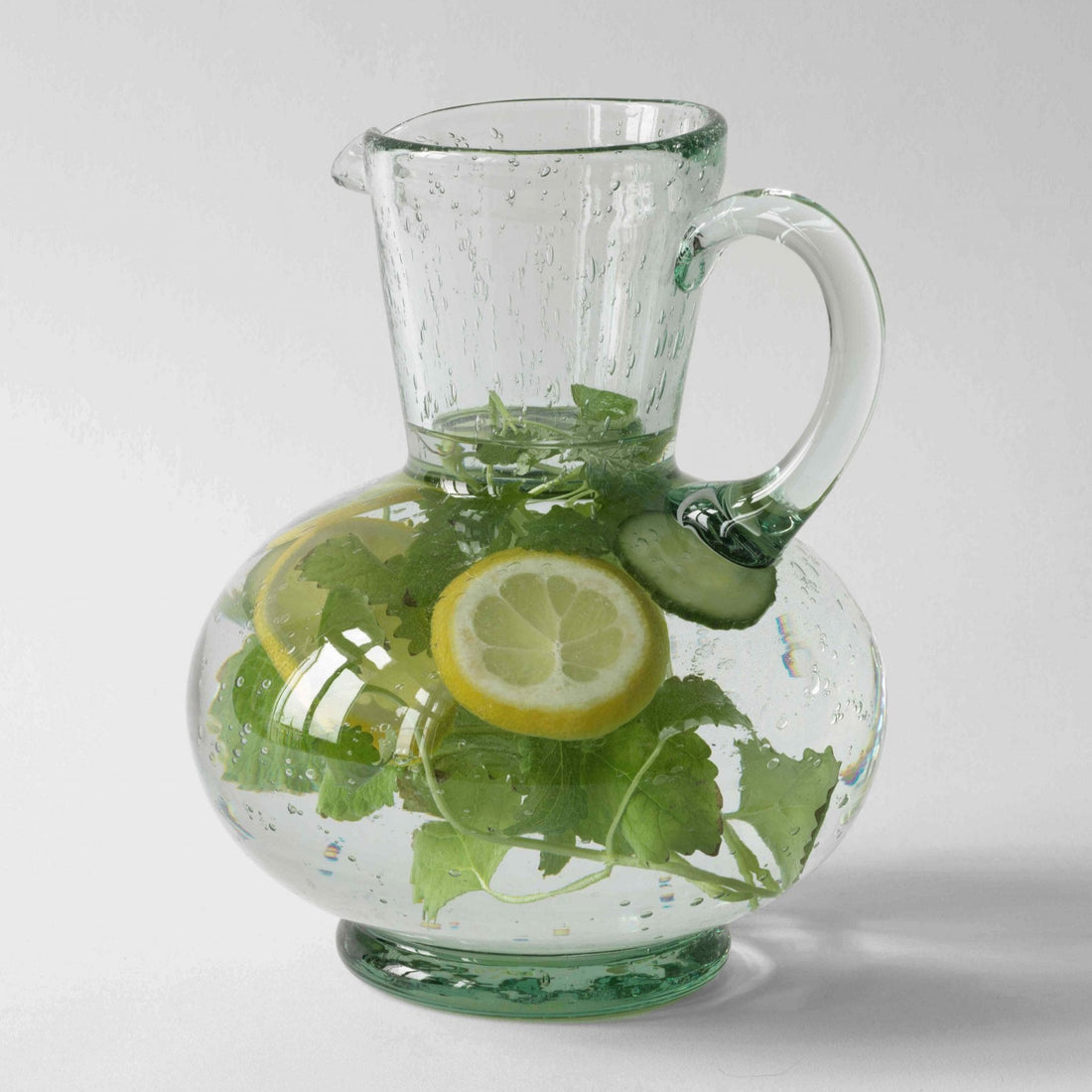 Garonne karaflen fra Tell Me More er en mundblæst vandkande i grønt klar glas