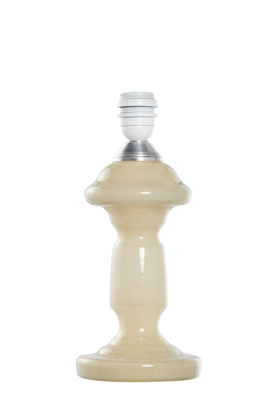 Denne mundblæste glaslampe er dansk design. Den er klassisk i sin udformning og er i farven beige opal, som er en mild beige farve 