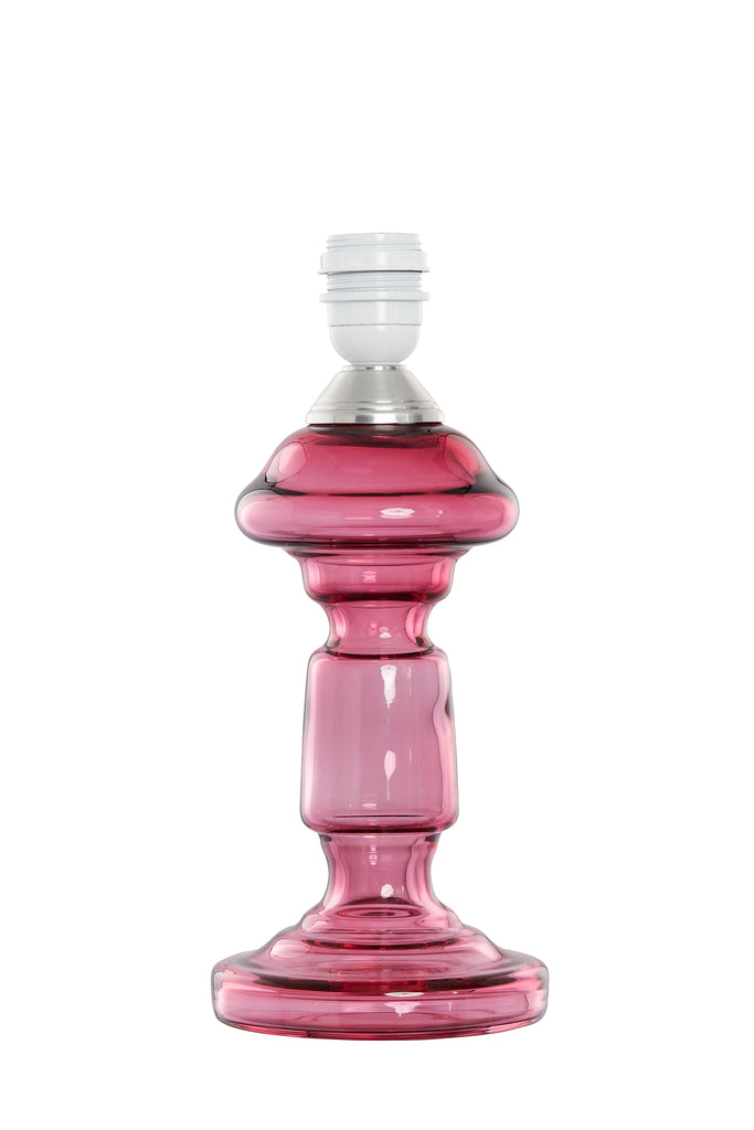 Petro 1 er en klassisk glaslampe som er mundblæst. Denne er i farven lyserød transparent. Den er derfor gennemsigtig, men har en fin lyserød glassering