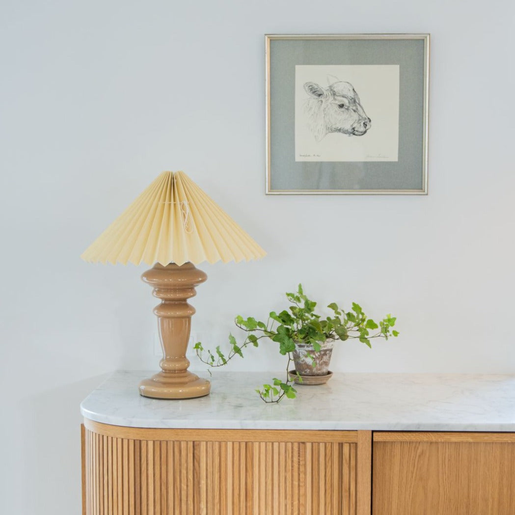 Petro 2 er en klassisk lampe, som er i mundblæst glas. Denner er i en fin brun farve. På billedet er den parret med en lysgul lampeskærm