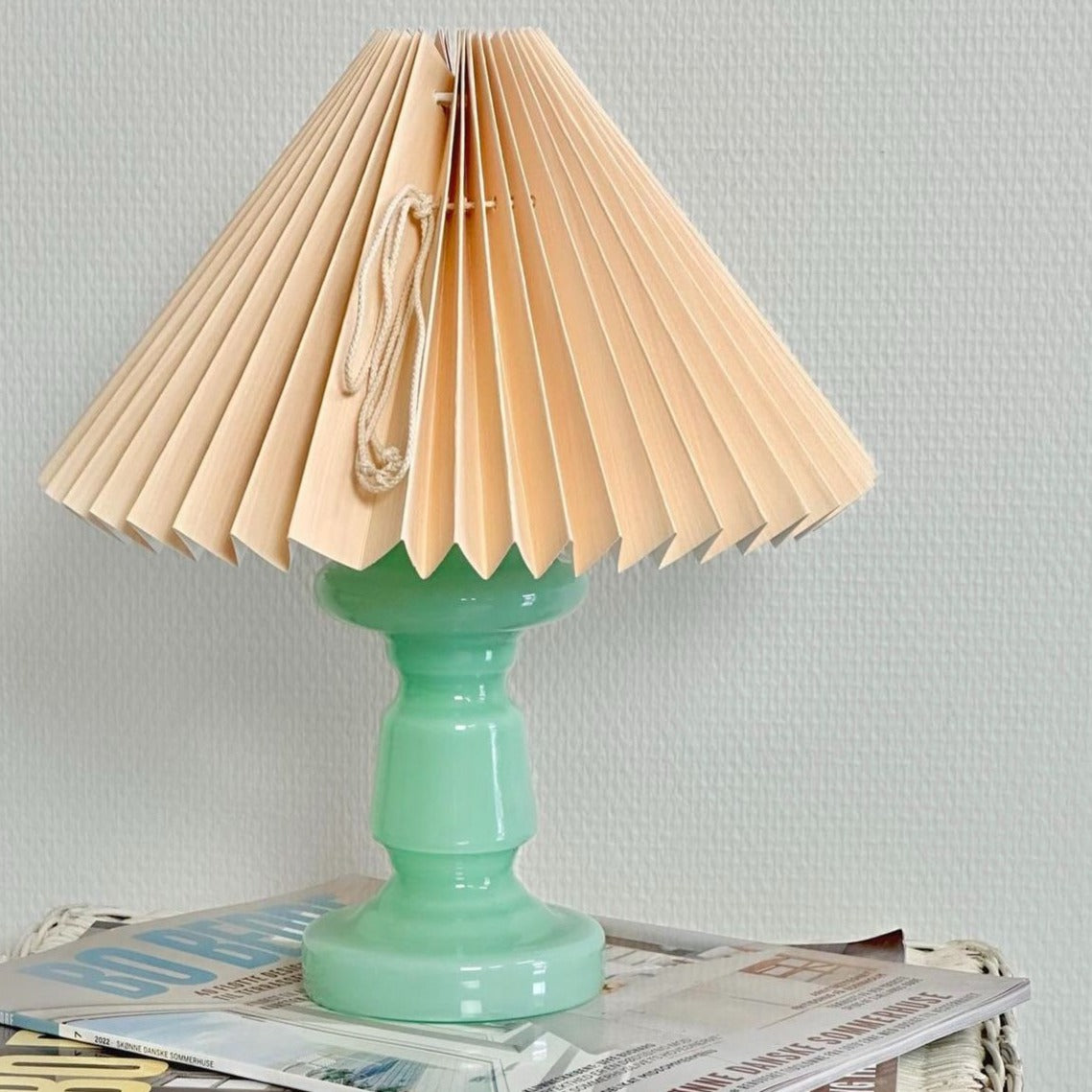 Petro 3 er en klassisk mundblæst glaslampe. Denne er i en fin mint grøn farve. Her er den parret med en lys orange lampeskærm