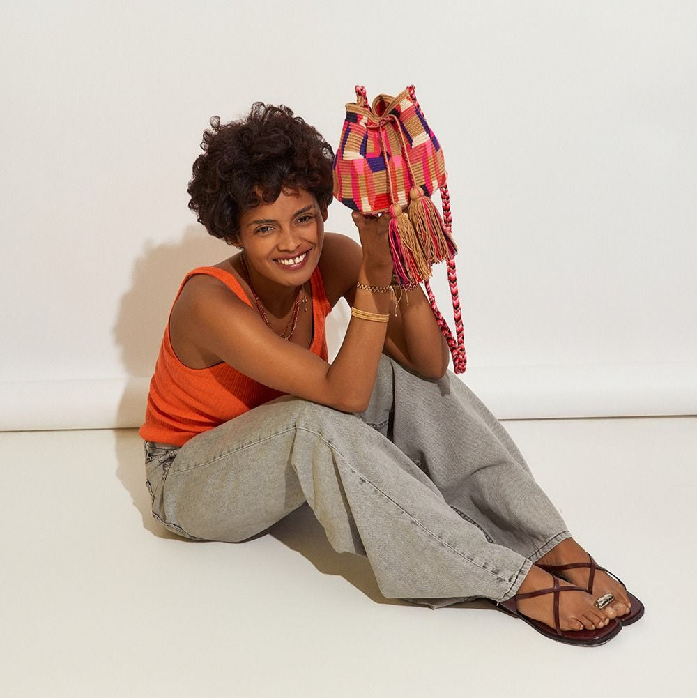 Guanabana tote bag er en lille rund hæklet taske i beige/brun og lyserøde farver