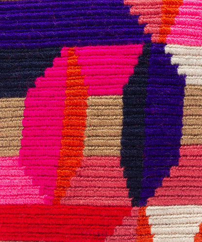 Guanabana tote bag er en lille rund hæklet taske i beige/brun og lyserøde farver