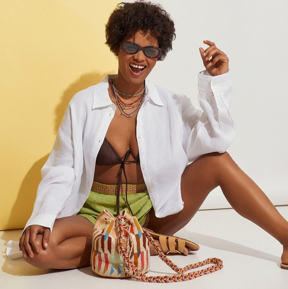 Guanabana tote bag er en lille rund hæklet taske i beige med multifarvet mønster