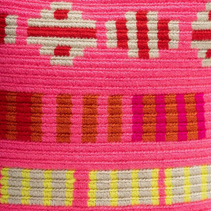 Håndlavet crossbody taske fra Guanabana i farverigt vævet design med snørelukning