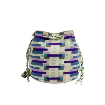 Guanabana crossbody taske i håndvævet tekstil med grafisk mønster i grønne og lilla nuancer