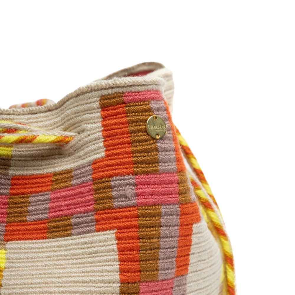 Håndlavet crossbody taske fra Guanabana med grafisk mønster og snørelukning