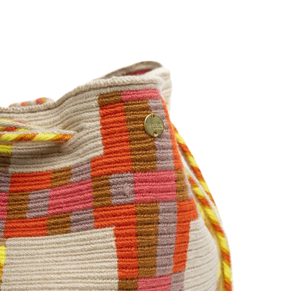 Håndlavet crossbody taske fra Guanabana med grafisk mønster og snørelukning