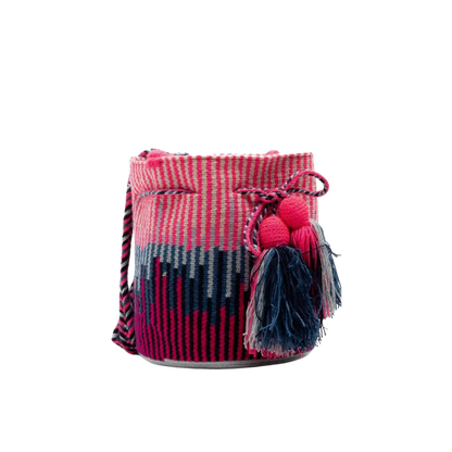 Guanabana crossbody taske i håndvævet tekstil med pink og navy mønster samt kvaster