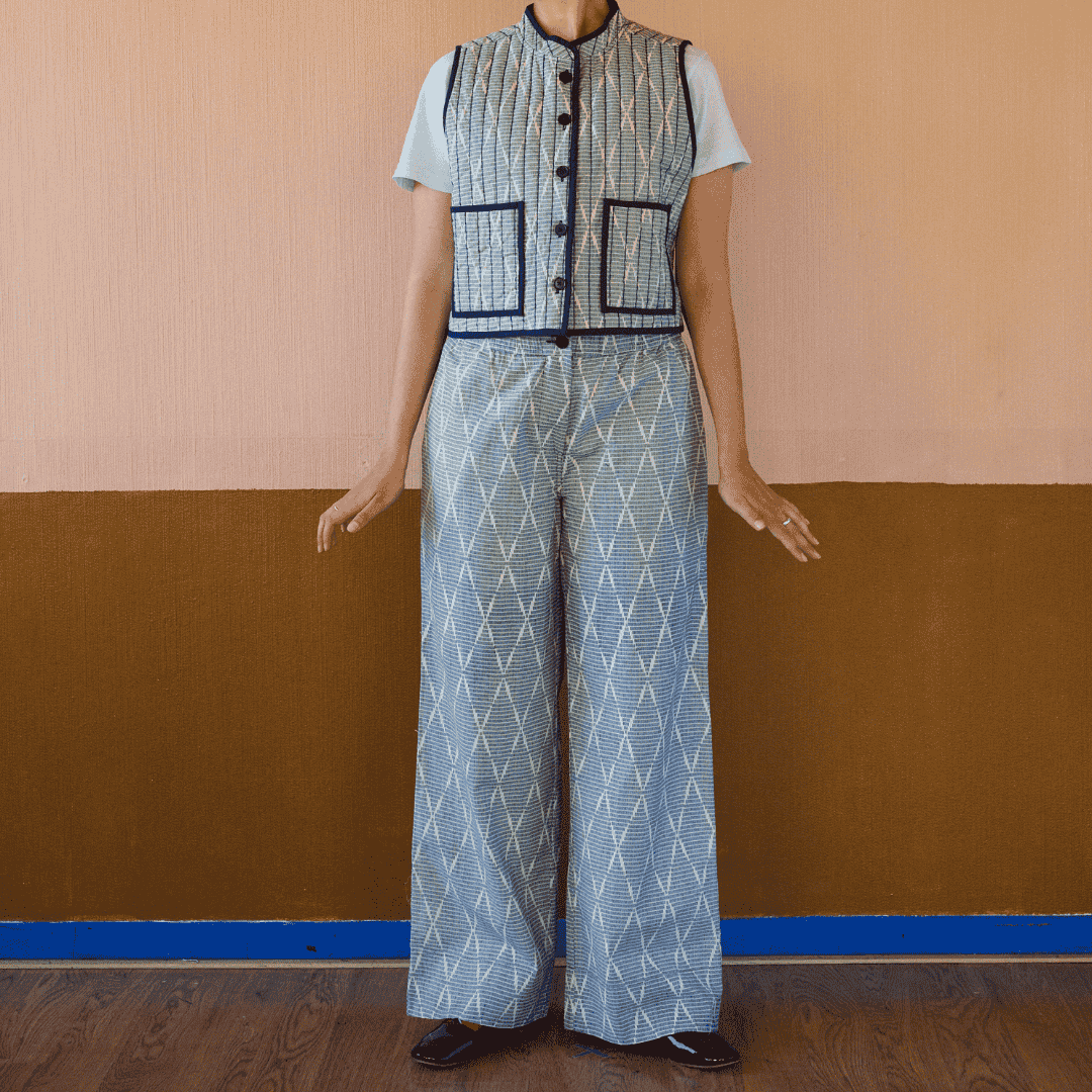 Brede bukser fra HABIBA i et fint blå og hvidt IKAT mønster