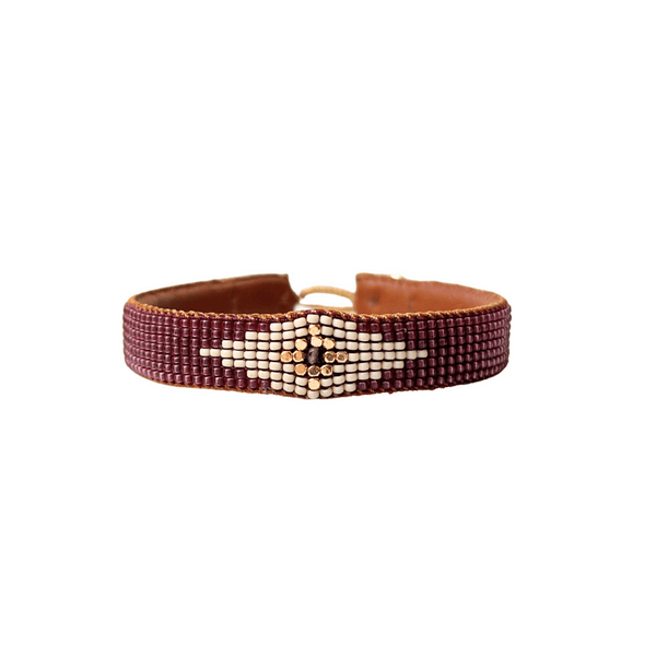 The Good Eye armbåndet fra IBU Jewels er et fint perlearmbånd med en farve som base, hvor guldperler i midten illustrere et øje. Armbåndet er lavet af eksklusive Miyuki-perler, som er håndsyet på blødt læder. Denne model er med røde perler som base.
