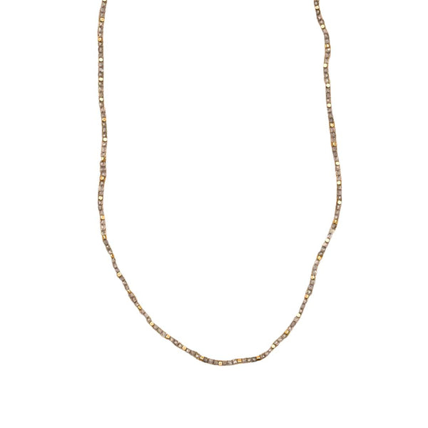 Stone Dot halskæden fra IBU Jewels er en tidløs halskæde. Modellen består af en farvet perle med en guldperle mellem hver anden til tredje farvet perle. 'Labradorite' er af en base af labradorite sten. Stenene varierer i farven grå.