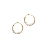 Stones Hoop øreringene fra IBU Jewels, er en elegant guld belagt messing hoop ørering med henholdsvis 7 og 8 små ferskvandsperler i midten. 6 små guld perler danner rammen omkring ferskvandsperlerne. Øreringene kan både bruges til hverdag som til festlige lejligheder. 
