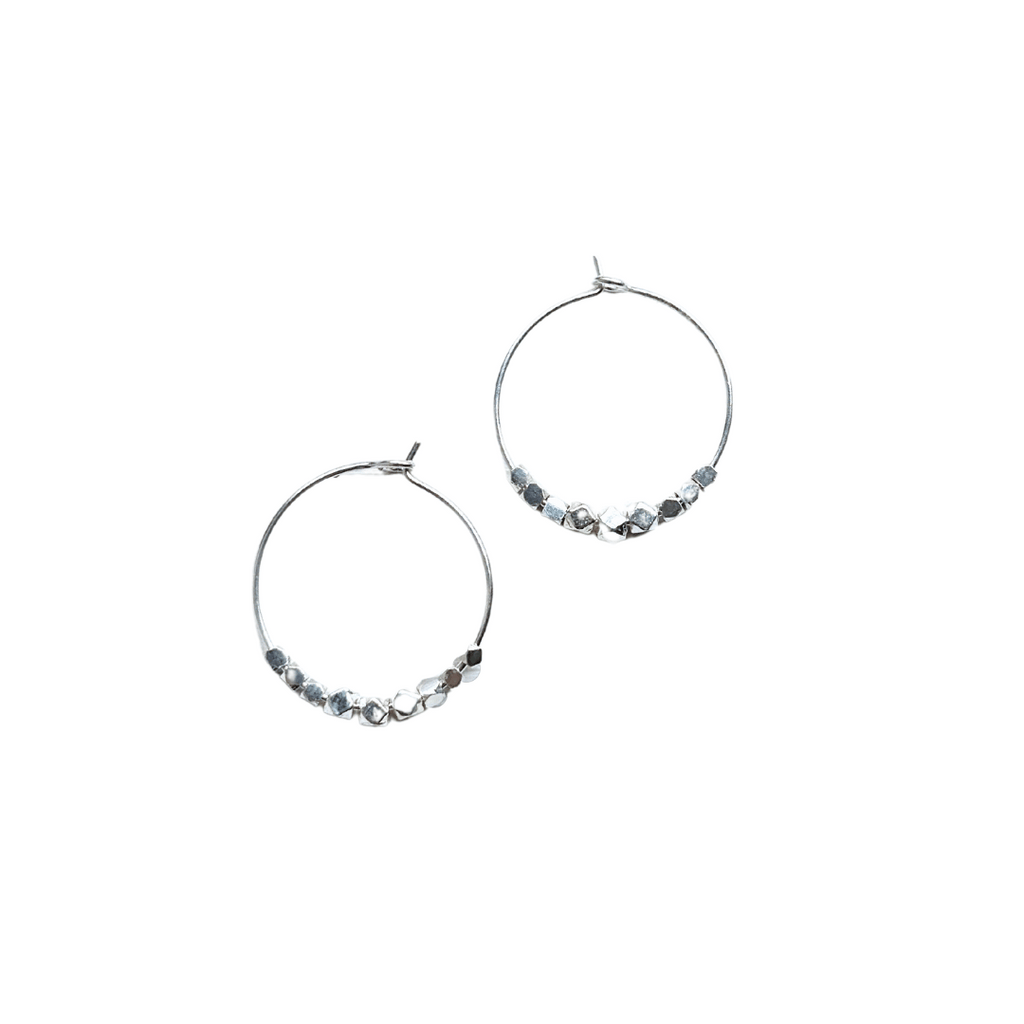 Sølv hoops med sølv perler. Dette er den mellem størrelse