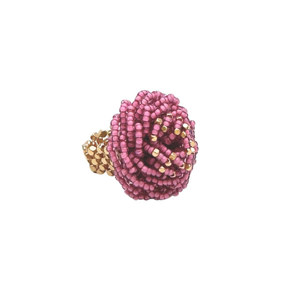 Rose ringen fra IBU Jewels er lavet af små Miyuki perler, der til sammen former en rose. 