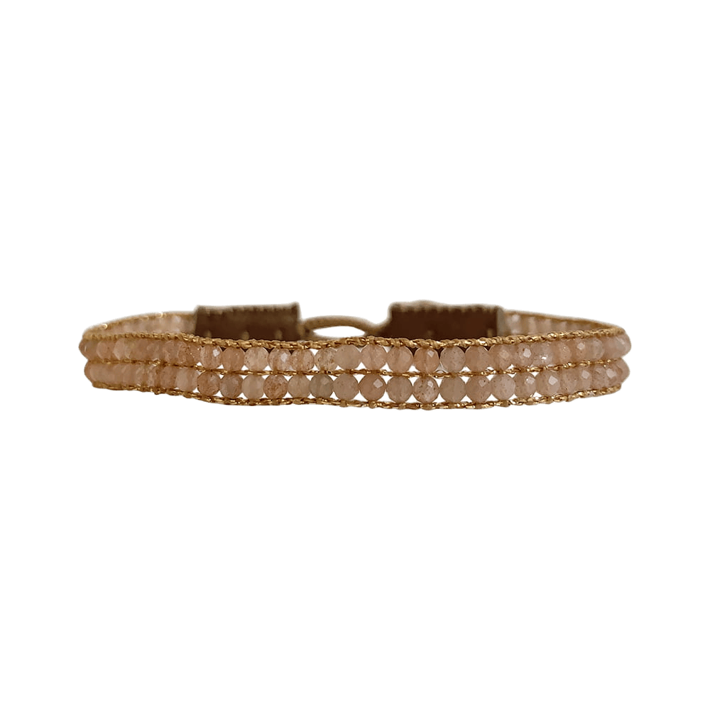 Ibu Jewels armbånd med lyse facetterede perler i nude nuancer og gyldne detaljer