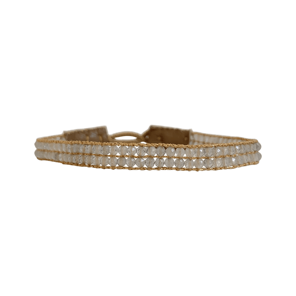 Ibu Jewels armbånd med lyse grå transparente facetterede perler og gyldne detaljer