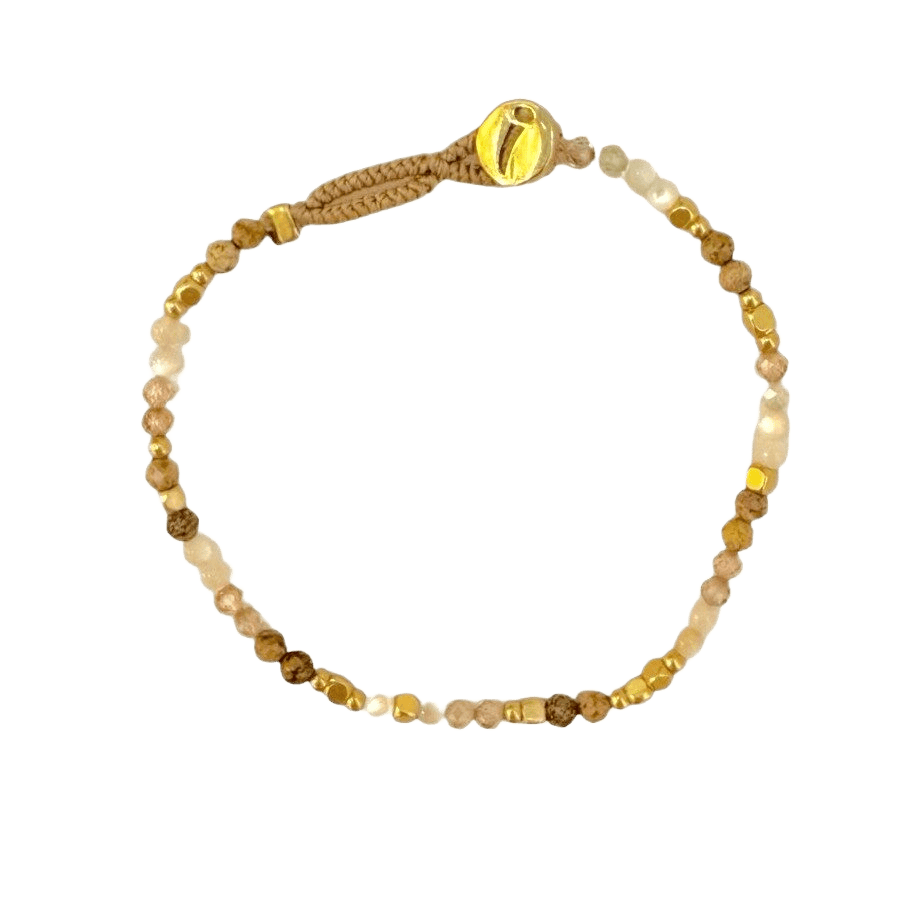 Ibu Jewels Lulu armbånd i mix af beige og gyldne perler med justerbar lukning
